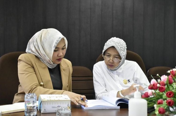 foto : Sovia Septiana dan Roem Diani Dewi yang serius saat rapat