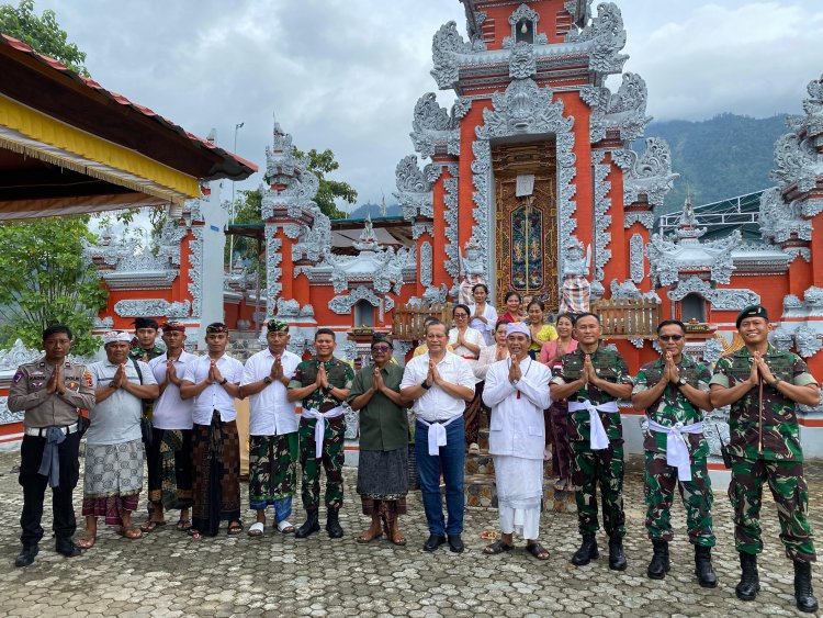 Kunjungan Letjen TNI I Nyoman Cantiasa di Pura Agung Giri Cyclop Komplek  Yonif 751/VJS